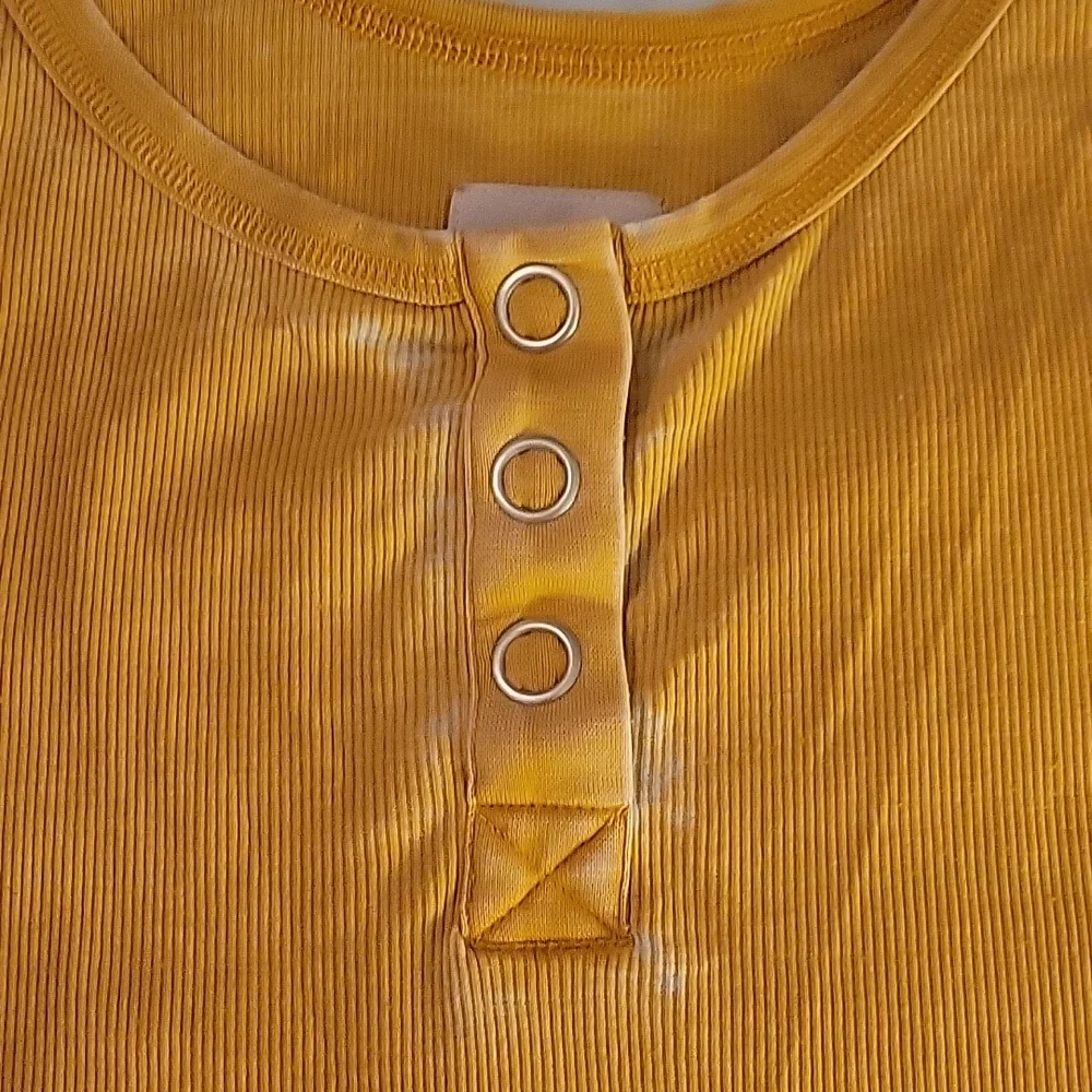Henley Ribbed Snap Tank by CHASER Size L - Picture 2 of 4